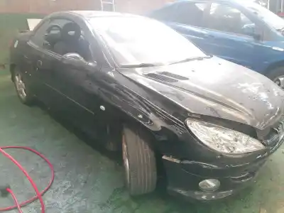 Véhicule à la ferraille peugeot 206 cc cc de l'année 2001 alimenté nfu