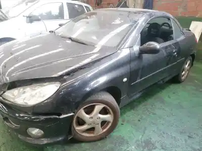 Véhicule à la ferraille peugeot 206 cc cc de l'année 2001 alimenté nfu
