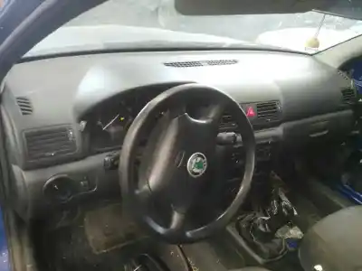 Sloopvoertuig skoda octavia berlina (1u2) 1.6 van het jaar 2002 aangedreven avu