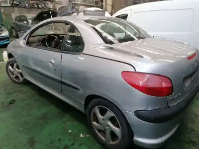 Véhicule à la ferraille peugeot 206 cc cc de l'année 2002 alimenté nfu