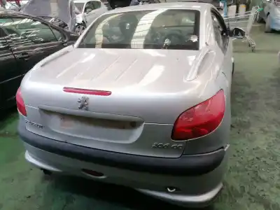 Véhicule à la ferraille peugeot 206 cc cc de l'année 2002 alimenté nfu