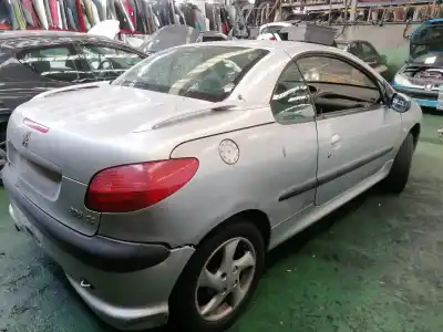 Véhicule à la ferraille peugeot 206 cc cc de l'année 2002 alimenté nfu