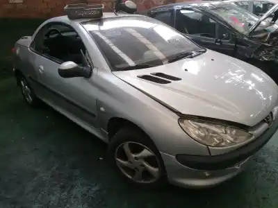 Véhicule à la ferraille peugeot 206 cc cc de l'année 2002 alimenté nfu