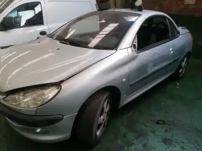 Véhicule à la ferraille peugeot 206 cc cc de l'année 2002 alimenté nfu