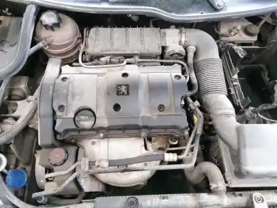 Véhicule à la ferraille peugeot 206 cc cc de l'année 2002 alimenté nfu