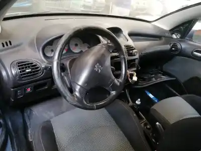 Véhicule à la ferraille peugeot 206 cc cc de l'année 2002 alimenté nfu