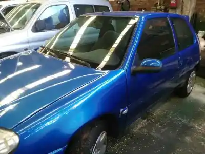 Véhicule à la ferraille citroen saxo 1.1 sx de l'année 2001 alimenté hfx