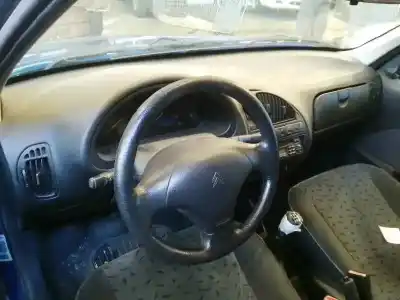 Véhicule à la ferraille citroen saxo 1.1 sx de l'année 2001 alimenté hfx