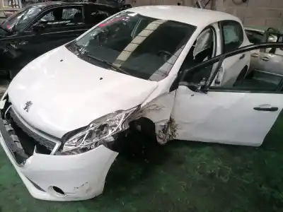 Veículo de Sucata peugeot 208 access do ano 2013 alimentado 8hr