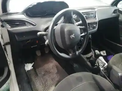 Veículo de Sucata peugeot 208 access do ano 2013 alimentado 8hr