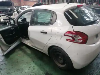 Veículo de Sucata peugeot 208 access do ano 2013 alimentado 8hr