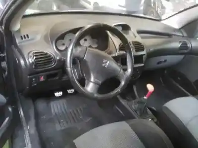 Véhicule à la ferraille peugeot 206 cc cc de l'année 2001 alimenté nfu