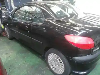 Véhicule à la ferraille peugeot 206 cc cc de l'année 2001 alimenté nfu