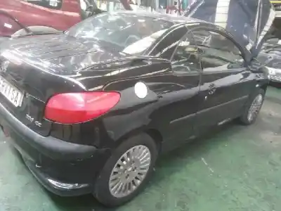 Véhicule à la ferraille peugeot 206 cc cc de l'année 2001 alimenté nfu