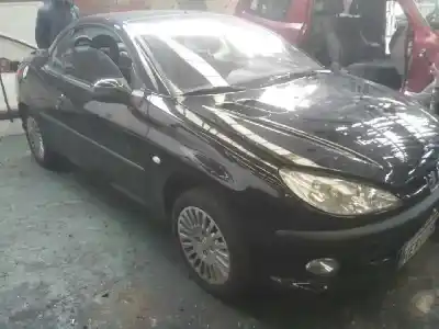 Véhicule à la ferraille peugeot 206 cc cc de l'année 2001 alimenté nfu