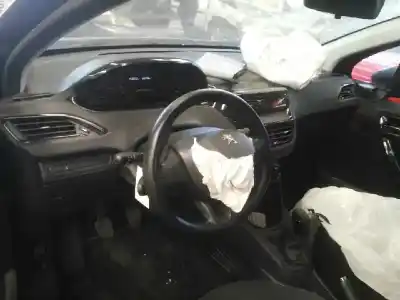 Veículo de Sucata peugeot 208 access do ano 2012 alimentado 8hr