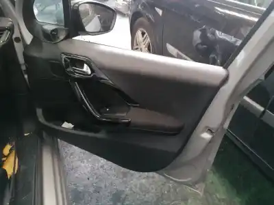 Veículo de Sucata peugeot 208 access do ano 2013 alimentado 8hr