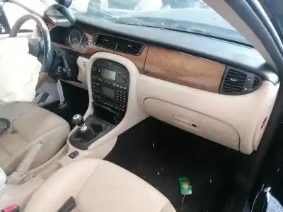 Véhicule à la ferraille jaguar x-type 2.1 v6 24v cat de l'année 2002 alimenté yb