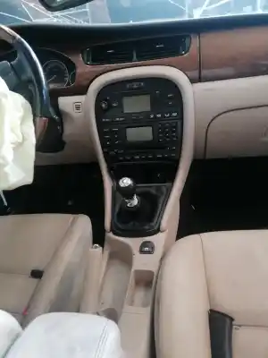 Véhicule à la ferraille jaguar x-type 2.1 v6 24v cat de l'année 2002 alimenté yb