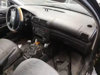 Здавання транспортного засобу volkswagen passat variant (3b6) básico року 2003 потужний awx