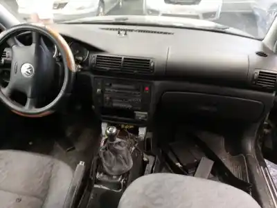Здавання транспортного засобу volkswagen passat variant (3b6) básico року 2003 потужний awx