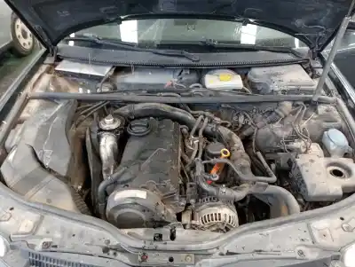 Здавання транспортного засобу volkswagen passat variant (3b6) básico року 2003 потужний awx