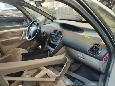 Veículo de Sucata citroen xsara picasso 2.0 hdi exclusive do ano 2005 alimentado rhy