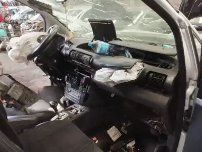 Vehicul casat ford galaxy (vy) ghia al anului 2000 alimentat auy