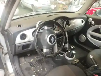 Sloopvoertuig mini mini (r50, r53) cooper van het jaar 2004 aangedreven w10 b16 a