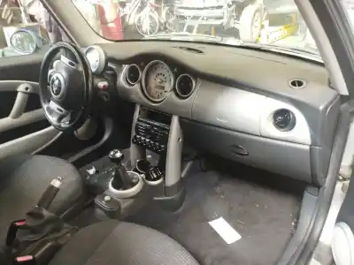 Sloopvoertuig mini mini (r50, r53) cooper van het jaar 2004 aangedreven w10 b16 a