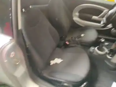 Sloopvoertuig mini mini (r50, r53) cooper van het jaar 2004 aangedreven w10 b16 a