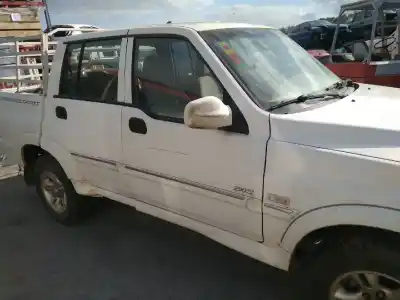 Véhicule à la ferraille ssangyong musso 2.9 turbodiesel cat de l'année 2006 alimenté 662la