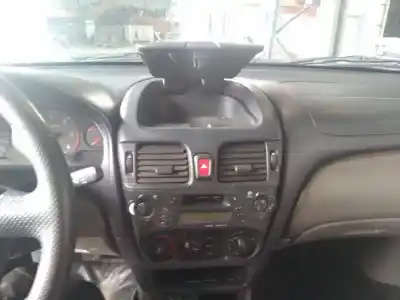 Veicolo di demolizione nissan almera (n16/e) yd22ddt dell'anno 2000 alimentato yd22ddt