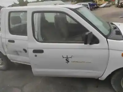 Vehicul casat nissan pickup (d22) td25 al anului 2000 alimentat td25