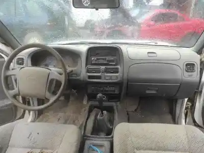 Vehicul casat nissan pickup (d22) td25 al anului 2000 alimentat td25