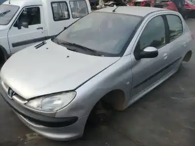 Véhicule à la ferraille peugeot 206 berlina 1.4i 75 x-line de l'année 2003 alimenté kfw
