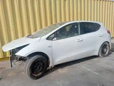 Veículo de Sucata KIA CEE´D Business do ano 2013 alimentado D4FC