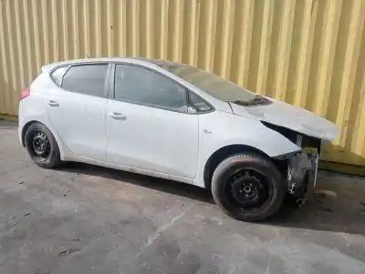 Veículo de Sucata kia cee´d business do ano 2013 alimentado d4fc