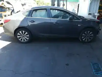 Véhicule à la ferraille opel astra j lim. excellence de l'année 2014 alimenté b16dtl