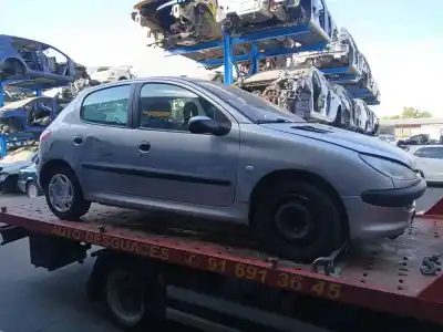 Veículo de Sucata PEUGEOT 206 FASTBACK (2A/C) 1.4 HDI do ano 2002 alimentado 8HX (DV4TD)
