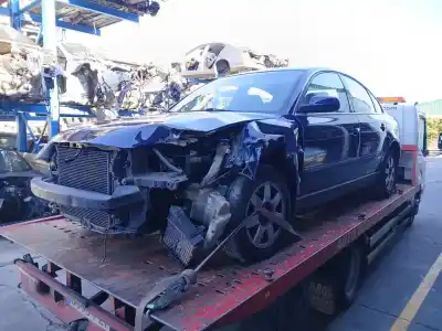 Veicolo di demolizione VOLKSWAGEN PASSAT B5.5 (3B3)  dell'anno 2001 alimentato AVF,AWX