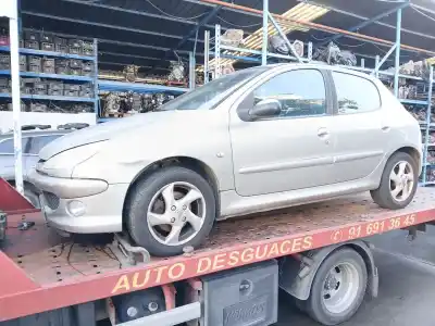 Veículo de Sucata PEUGEOT 206 FASTBACK (2A/C)  do ano 2004 alimentado NFU (TU5JP4)