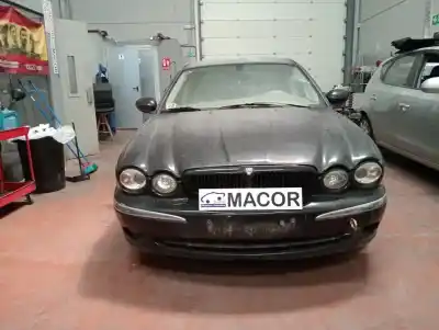 Véhicule à la ferraille JAGUAR X-TYPE  de l'année 2004 alimenté XB