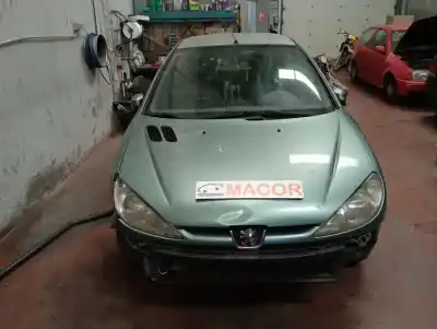 Véhicule à la ferraille PEUGEOT 206  de l'année 2000 alimenté RHY