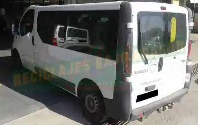 Sloopvoertuig renault trafic combi (ab 4.01) 1.9 diesel van het jaar 2003 aangedreven f9q u7