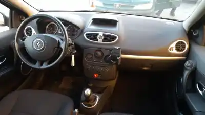 Sloopvoertuig renault clio iii k9k766 van het jaar 2006 aangedreven k9k766