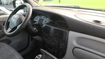 Scrapping Vehicle renault scenic rx4 (ja0) f4r744 of the year 2001 powered f4r744