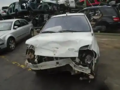 Здавання транспортного засобу renault clio ii fase ii (b/cb0) d7f726 року 2001 потужний d7f726