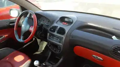 Veicolo di demolizione peugeot 206 cc cc dell'anno 2006 alimentato nfu