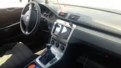 Véhicule à la ferraille volkswagen passat b6 variant (3c5) 2.0 tdi 16v de l'année 2005 alimenté bkp